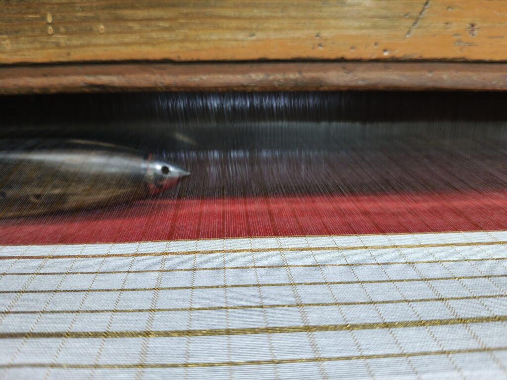 Bhagalpur handloom weaver weaving linen and Tussar silk fabric